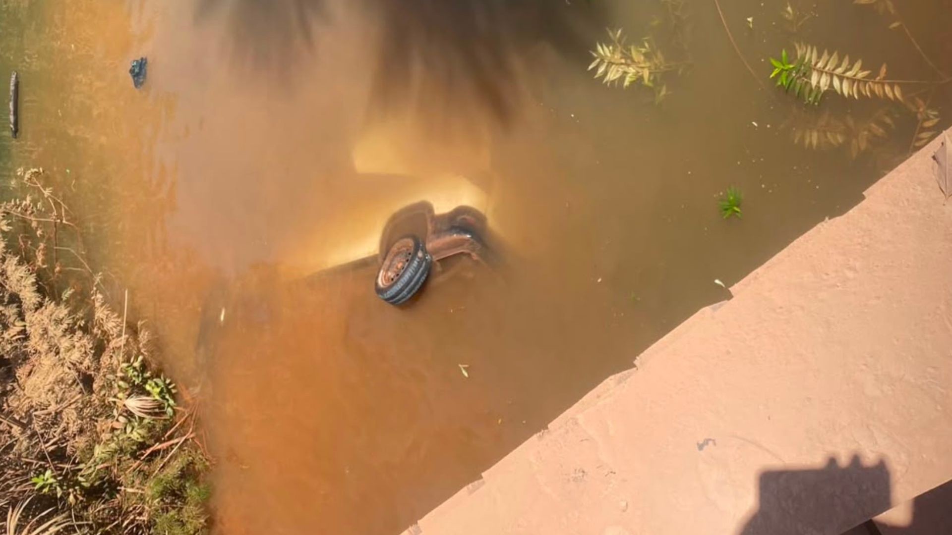 Carro cai de ponte e fica submerso na BR-156 no AP; duas pessoas são resgatadas por populares