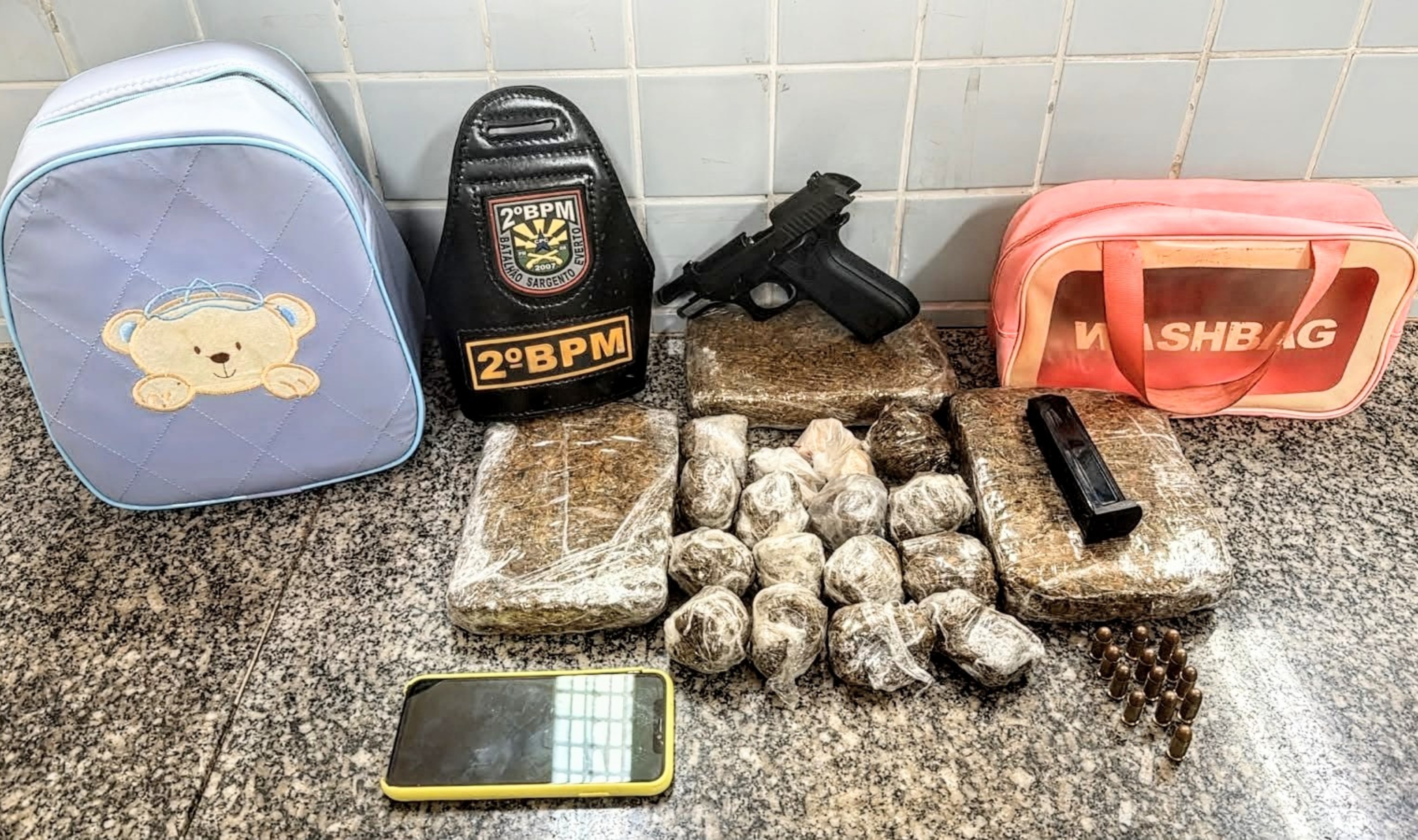 Grávida é presa com arma e drogas escondidas em mochila de bebê em Boa Vista