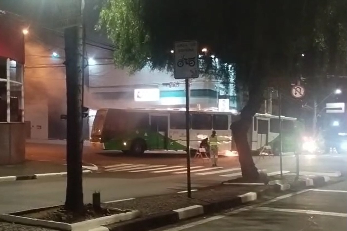 Ônibus articulado com 80 passageiros tem princípio de incêndio em Campinas