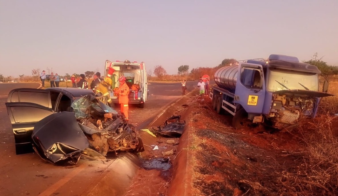 Motorista de carro fica em estado grave após batida com caminhão em rodovia de Ituiutaba