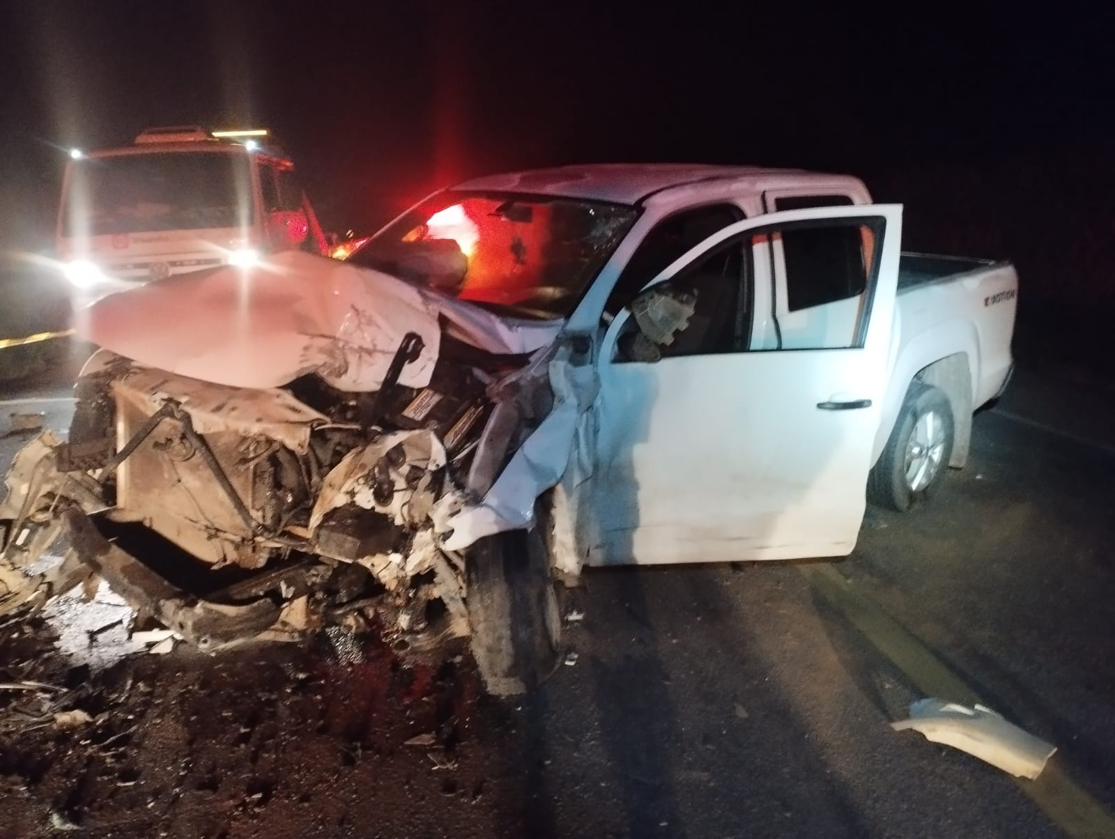 Três pessoas morrem e duas ficam feridas em batida frontal entre carro e caminhonete na BR-262 