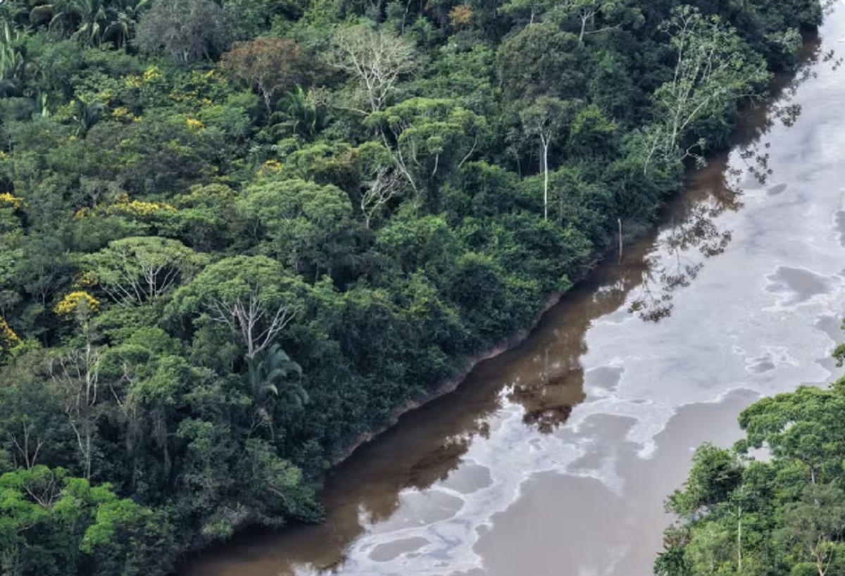 Vazamento de óleo no rio Cupari mobiliza órgãos ambientais para evitar danos ao rio Tapajós, no Pará