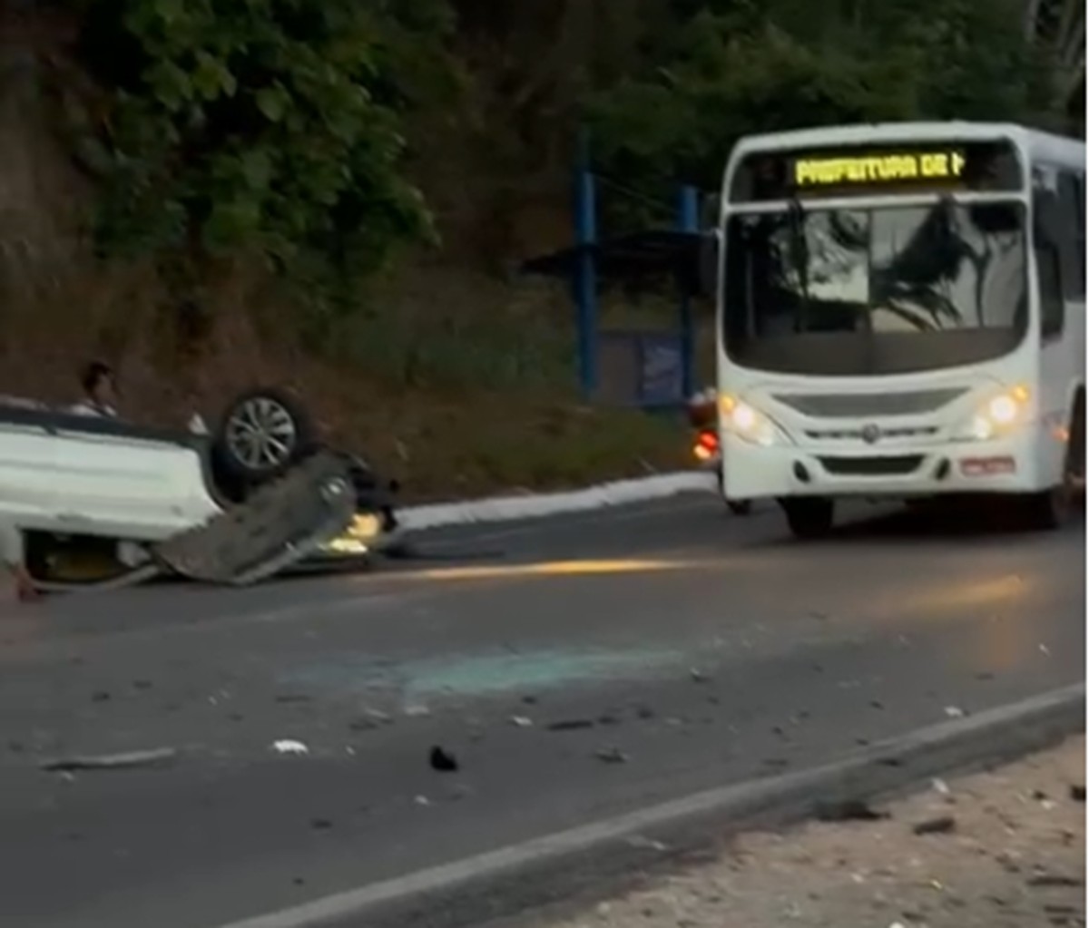 Colisão entre carro e caminhão deixa dois feridos na BR-316, em Satuba; VÍDEO
