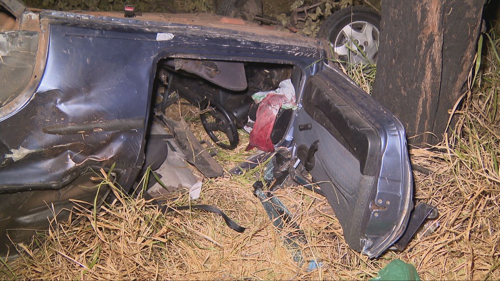 Três jovens morrem após carro capotar na BR-070, no DF — Foto: TV Globo/Reprodução
