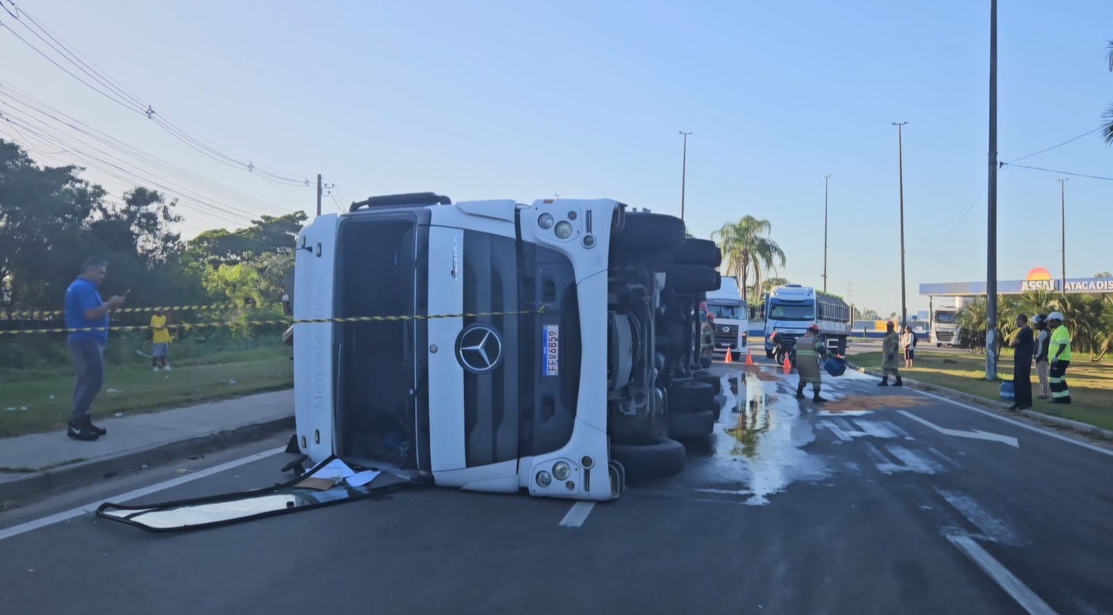 Caminhão com carga de cosmético tomba no trevo do índio, em Campos dos Goytacazes