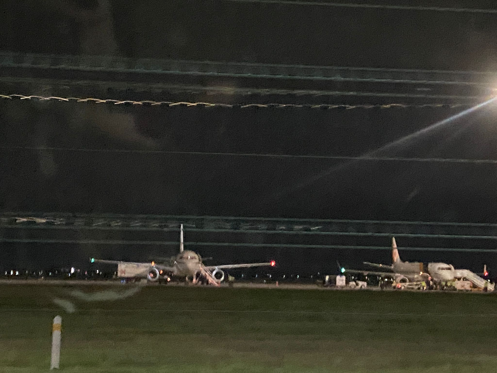 À esquerda, a aeronave principal da Presidência que apresentou problema técnico; à direita, o avião no qual a comitiva está voltando para o Brasil — Foto: Raquel Krahenbuhl/TV Globo