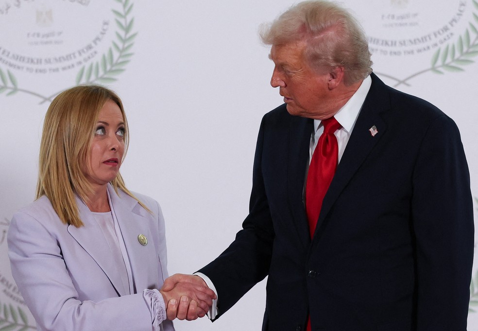 Premi&ecirc; italiana, Giorgia Meloni, e presidente dos EUA, Donald Trump, se cumprimentam na 'c&uacute;pula de Gaza', em Sharm el-Sheikh, no Egito &mdash; Foto: Suzanne Plunkett/Pool/Reuters
