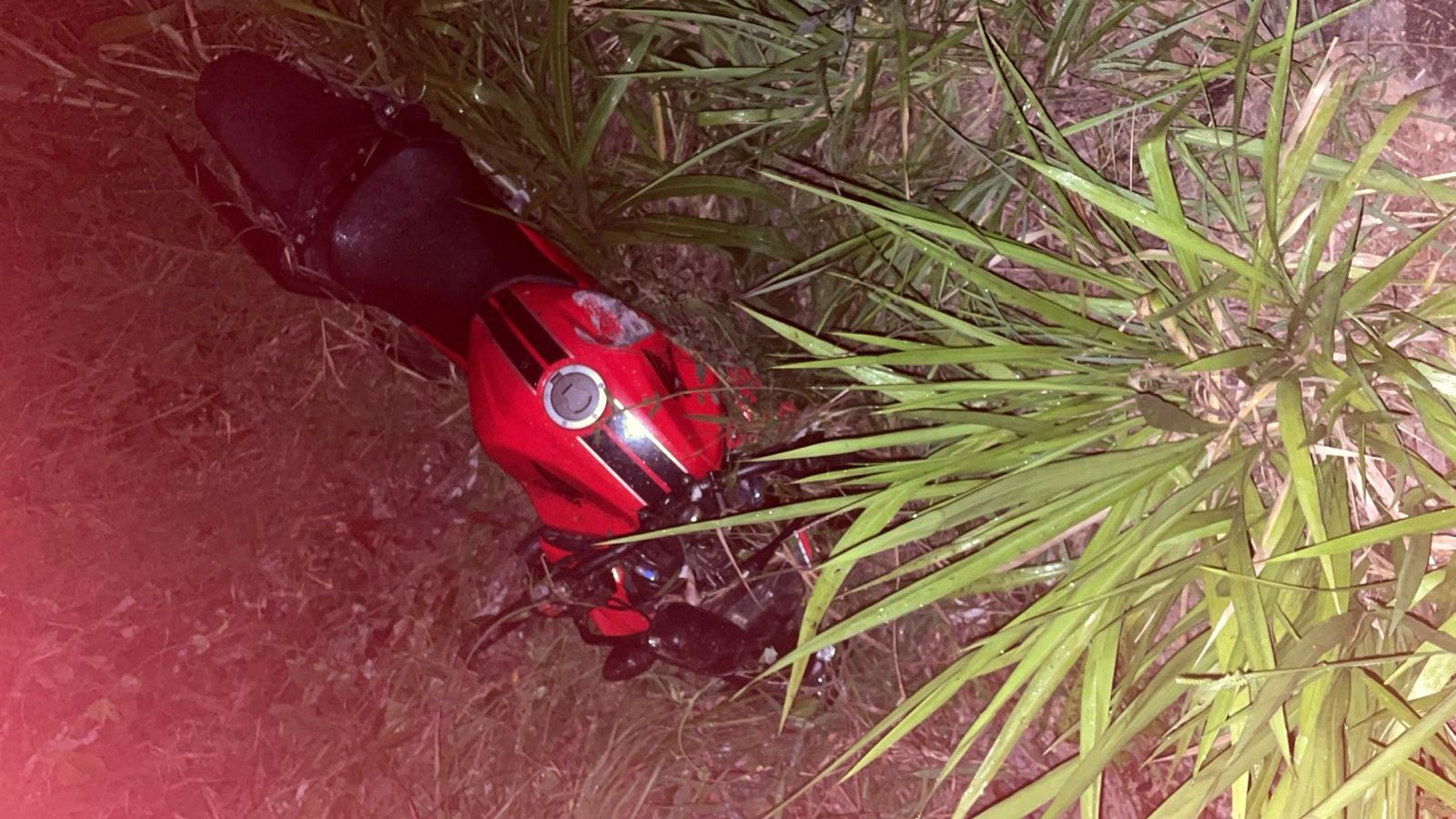Mulher de 27 anos morre em acidente de moto no interior de SP; piloto sem CNH havia bebido