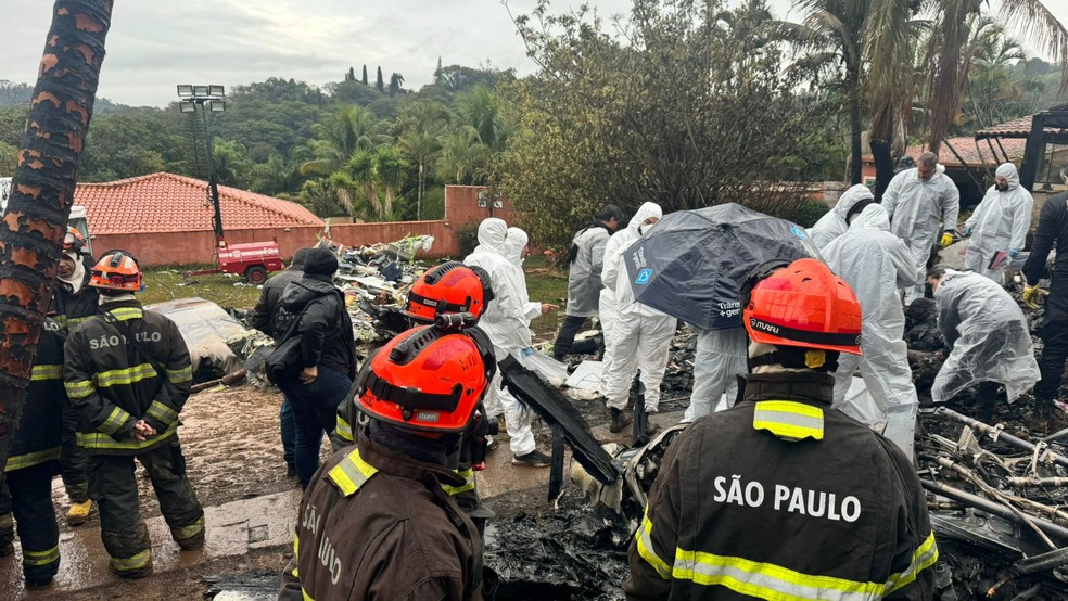 Equipes do Corpo de Bombeiros e da Polícia Federal seguem com trabalho de perícia na manhã deste sábado (10) após desastre aéreo com 62 mortes em Vinhedo (SP) — Foto: Polícia Federal