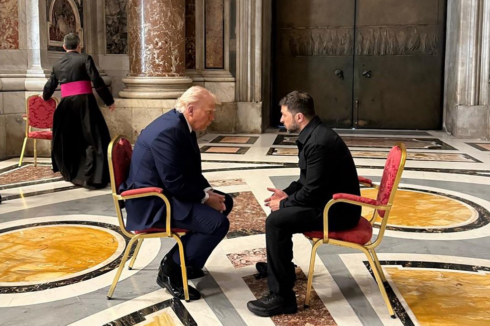 Presidente ucraniano, Volodymyr Zelensky, encontra-se com o presidente dos EUA, Donald Trump, no funeral do Papa Francisco na Basílica de São Pedro, no Vaticano. — Foto: SERVIÇO DE IMPRENSA PRESIDENCIAL DA UCRANIA / AFP