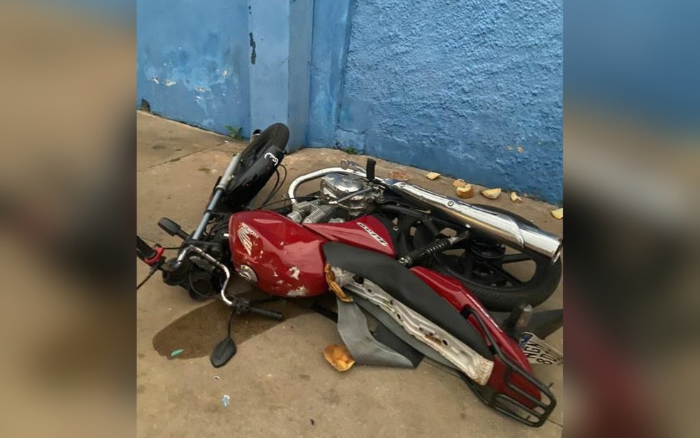 Após descobrirem traição, adolescentes apedrejam moto de namorado, em Anápolis — Foto: Reprodução/TV Anhanguera