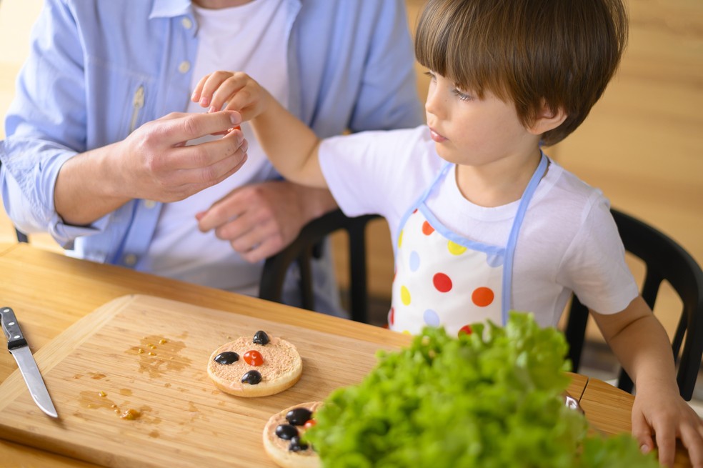 Alimentação saudável e educação nutricional são pontos estratégicos para crianças e adolescentes — Foto: Freepick