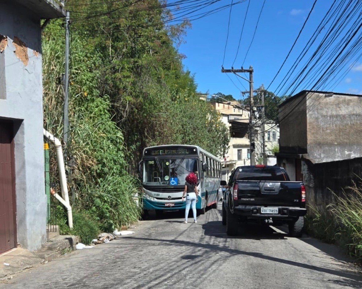 Menina de 10 anos é atropelada por ônibus após desviar de lixo em calçada de Petrópolis