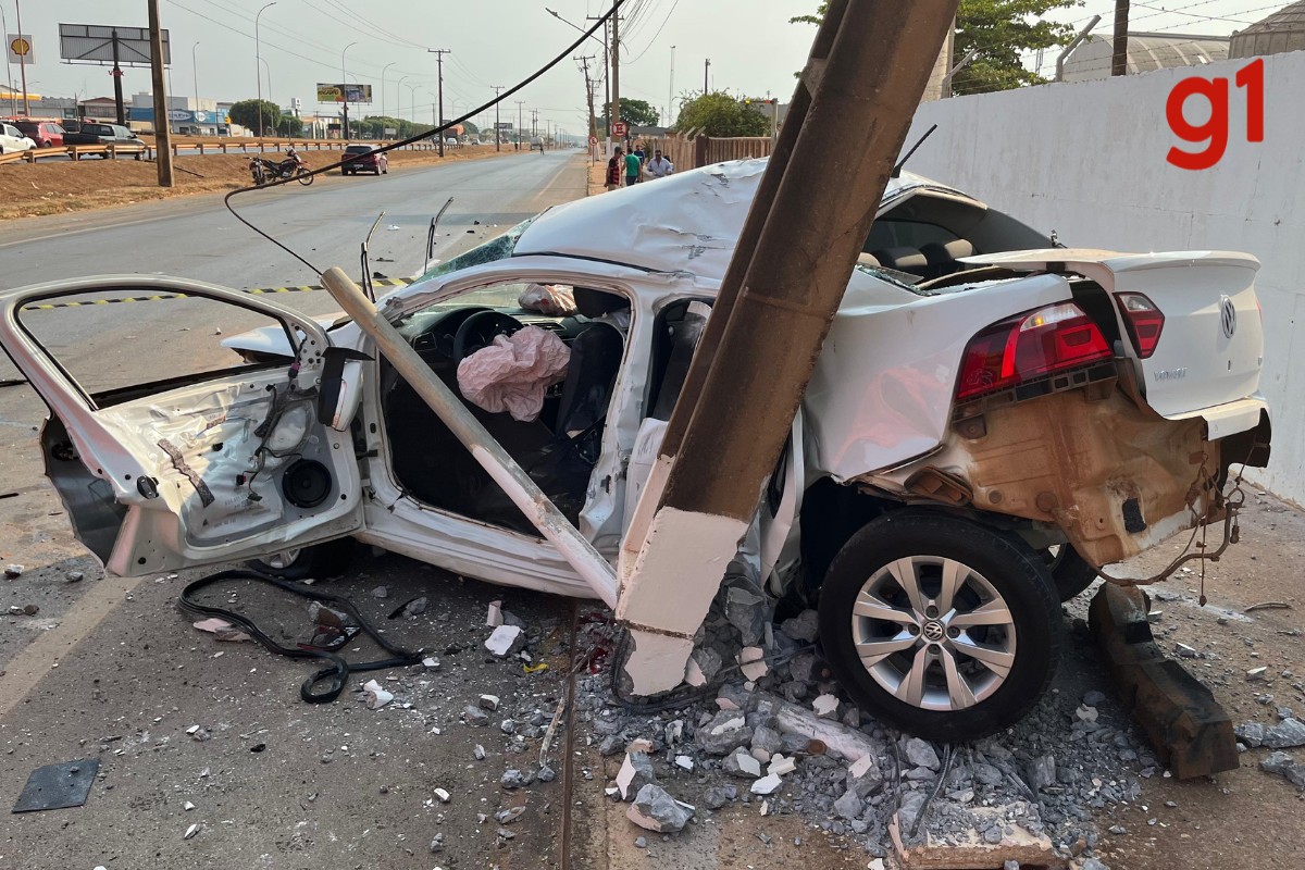 Jovens ficam gravemente feridos após carro bater em poste em MT