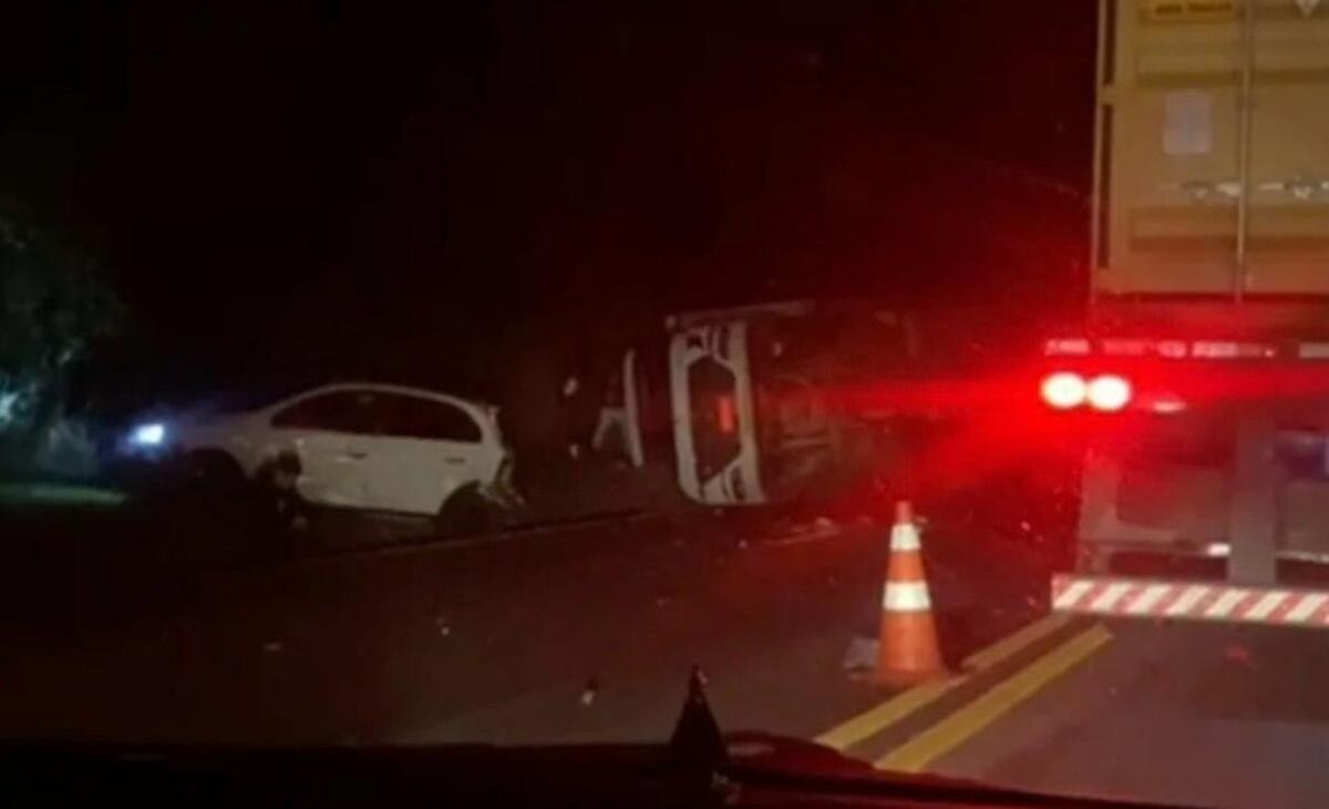 Acidente grave com caminhão, ônibus e três carros deixa um morto na BR-040, em Carandaí