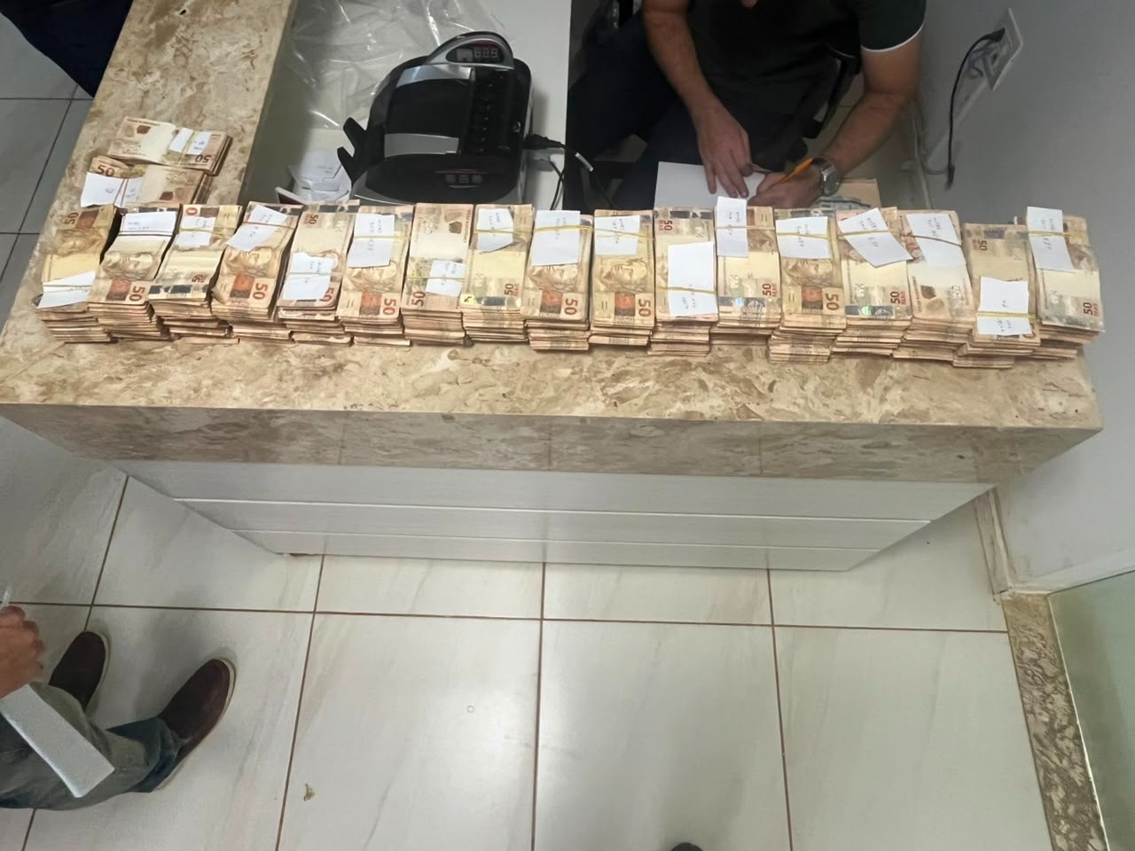 Mais de 1,3 milhão encontrado em mala de carro na BA era transportado para outro estado e seria entregue a intermediário