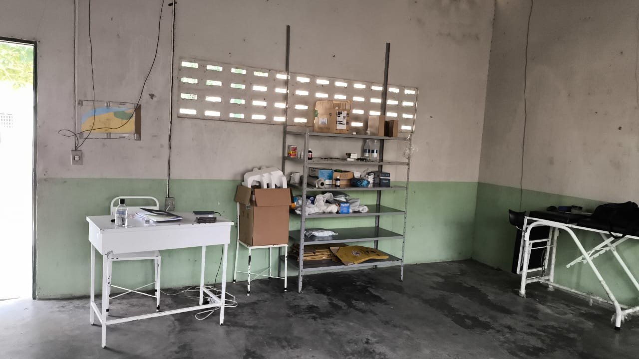 Sindicato alerta para risco de contaminação em posto com paredes tomadas por cupim em comunidade indígena de RR