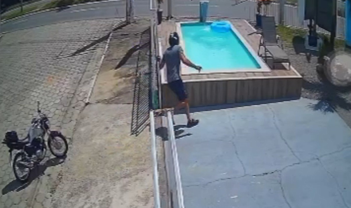 VÍDEO: motociclista estaciona e mergulha com capacete em piscina de loja para se refrescar do calor no ES