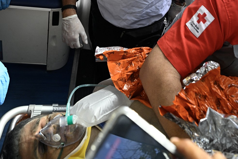 Resgate de Hernan Gil em Catia La Mar, na Venezuela — Foto: Federico Parra/AFP