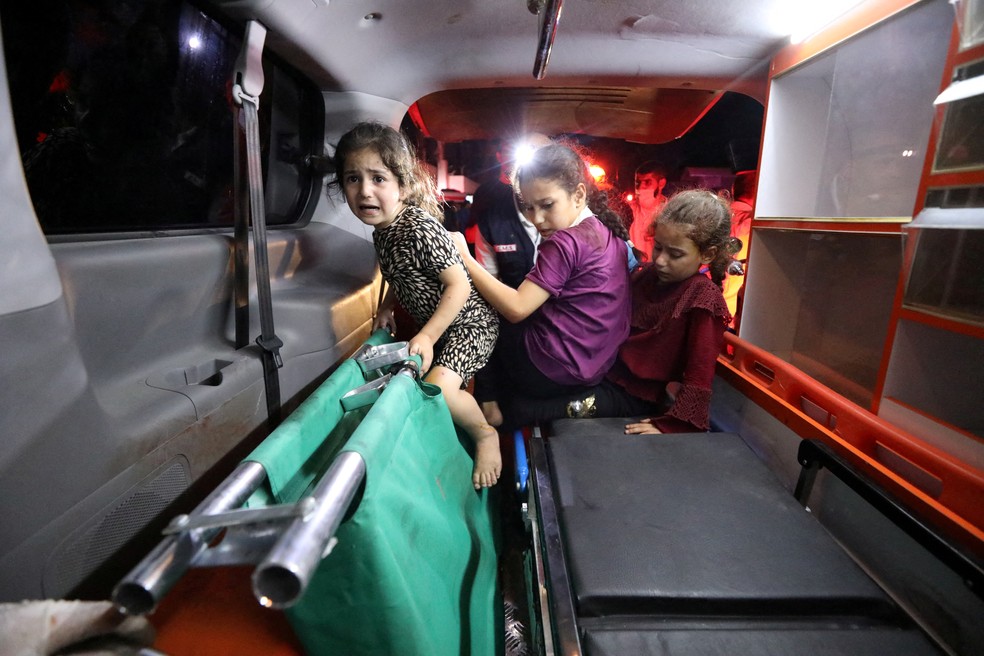 Pessoas s�o assistidas no Hospital Shifa depois que um ataque a�reo israelense atingiu o vizinho Hospital Al-Ahli � Foto: Reuters