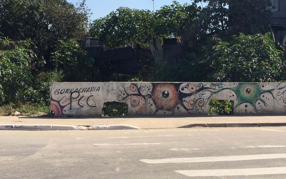 Muro de comunidade em Guarulhos tem pichação com a sigla do Primeiro Comando da Capital (PCC) — Foto: Glauco Araújo/G1