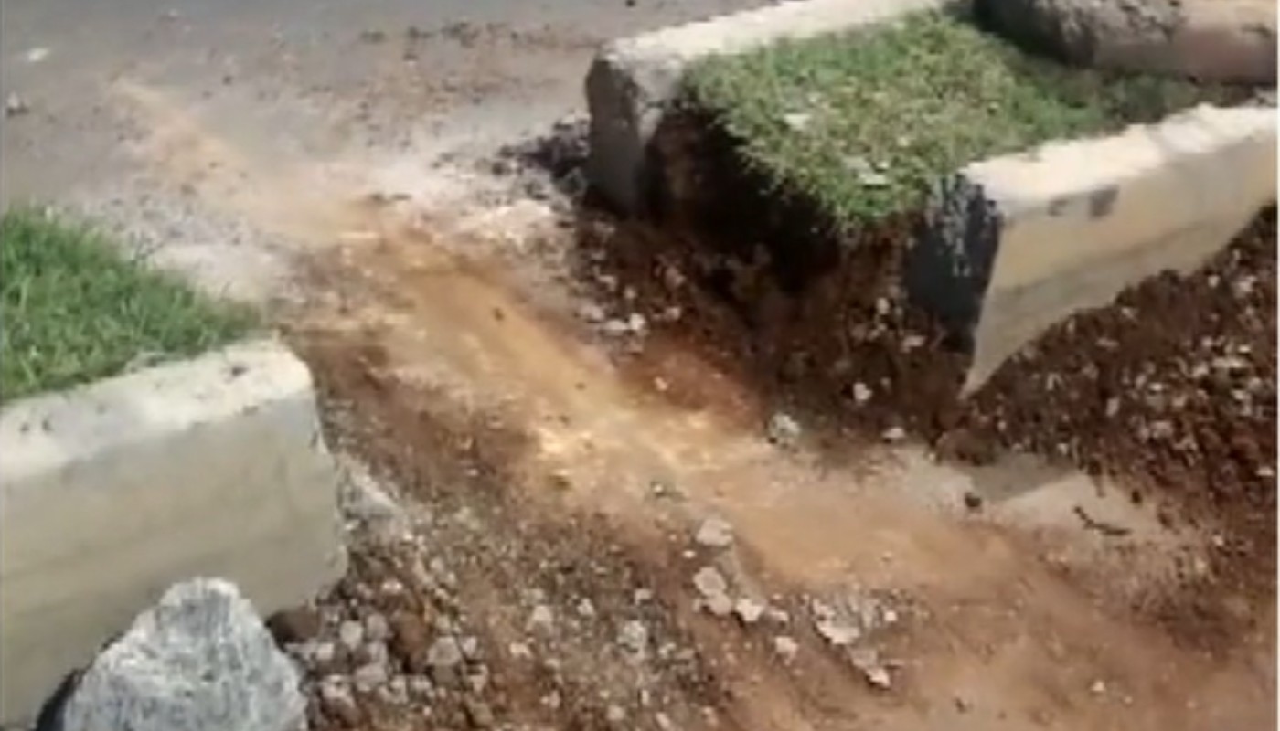 Motoboy usa marreta para quebrar meio-fio e criar 'atalho' em avenida de Sumaré