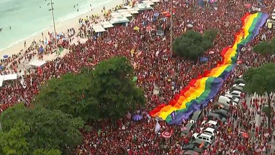 Apoiadores de Lula fazem ato na praia de Copacabana, na Zona Sul do Rio