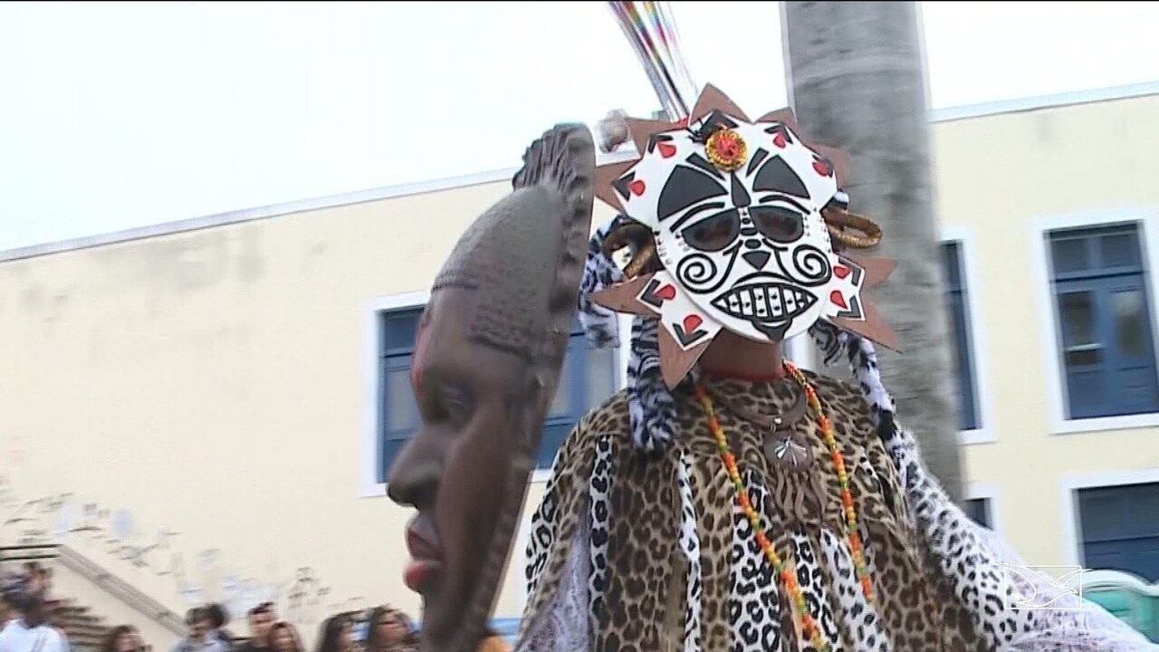 A tradição e história das tribos de índio, brincadeira do Carnaval do ...