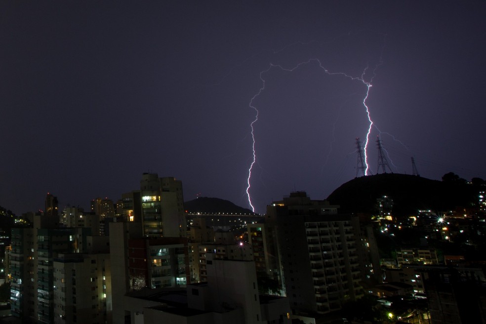 De acordo com ELAT/INPE, 84.374 raios foram registrados no Espírito Santo na noite da última sexta-feira (1°). — Foto: Vitor Jubini