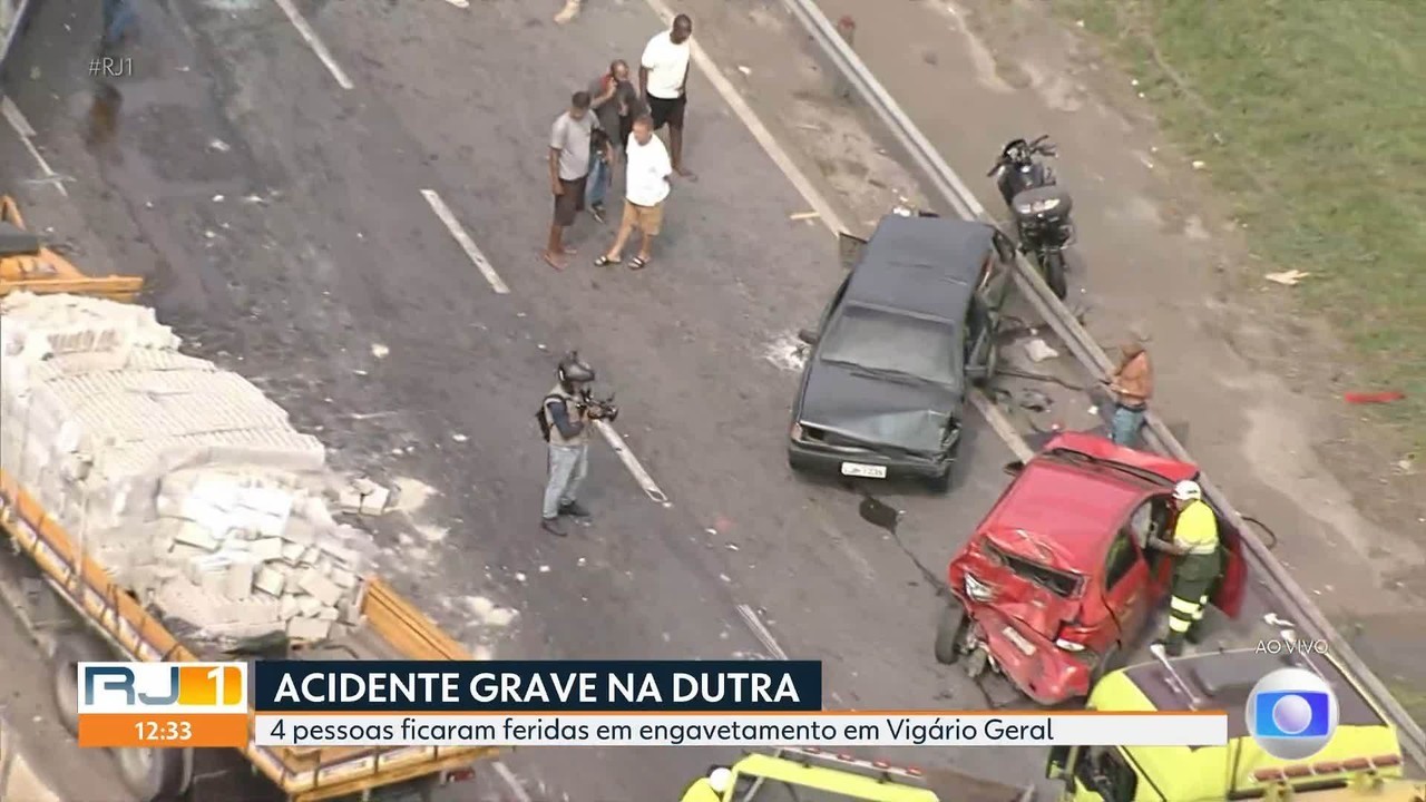 Batida entre caminhões, quatro carros e moto deixa 4 feridos e fecha pista da Dutra, no sentido Rio 
