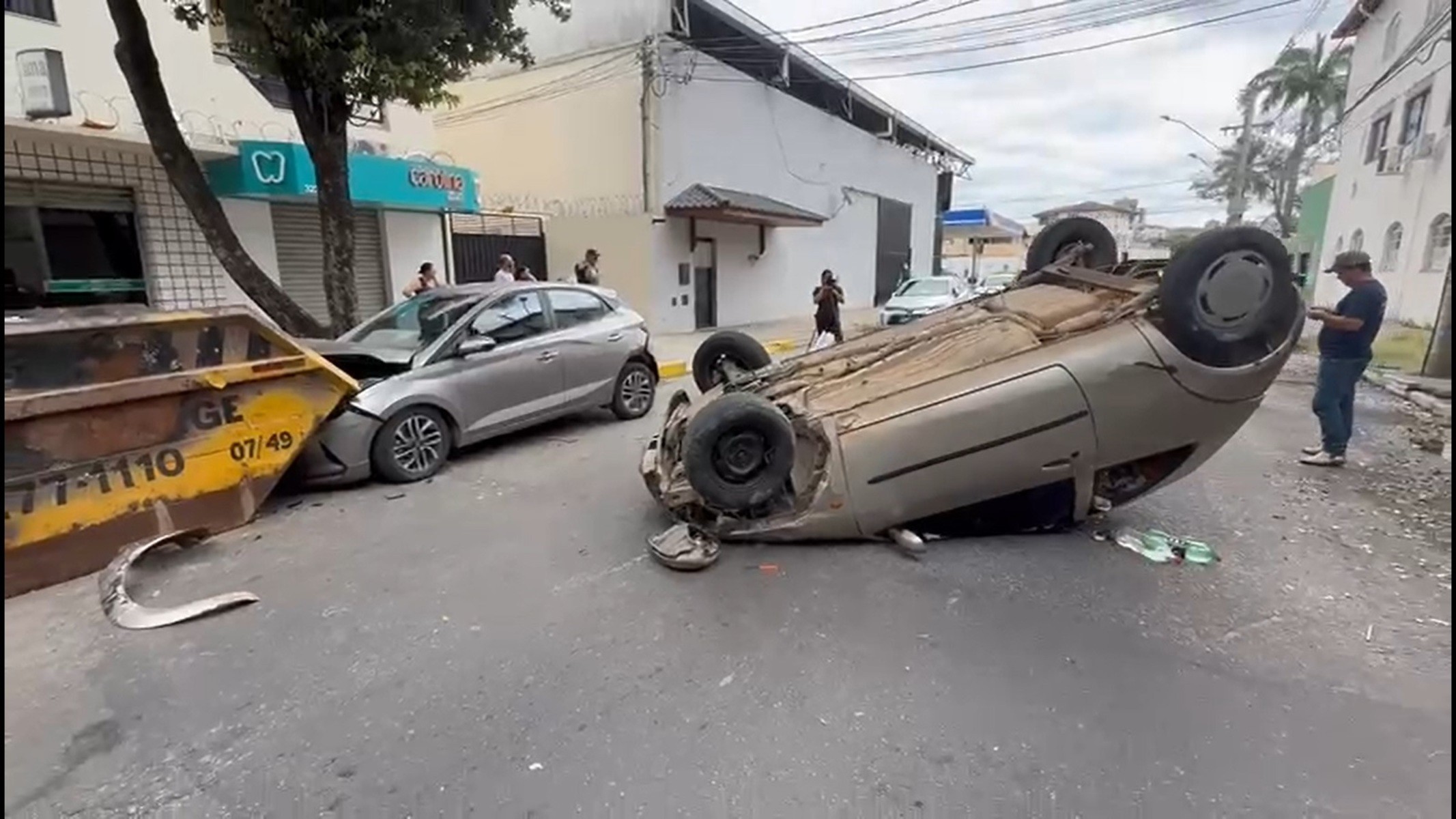 Motorista embriagado capota carro após bater em veículo estacionado em Governador Valadares