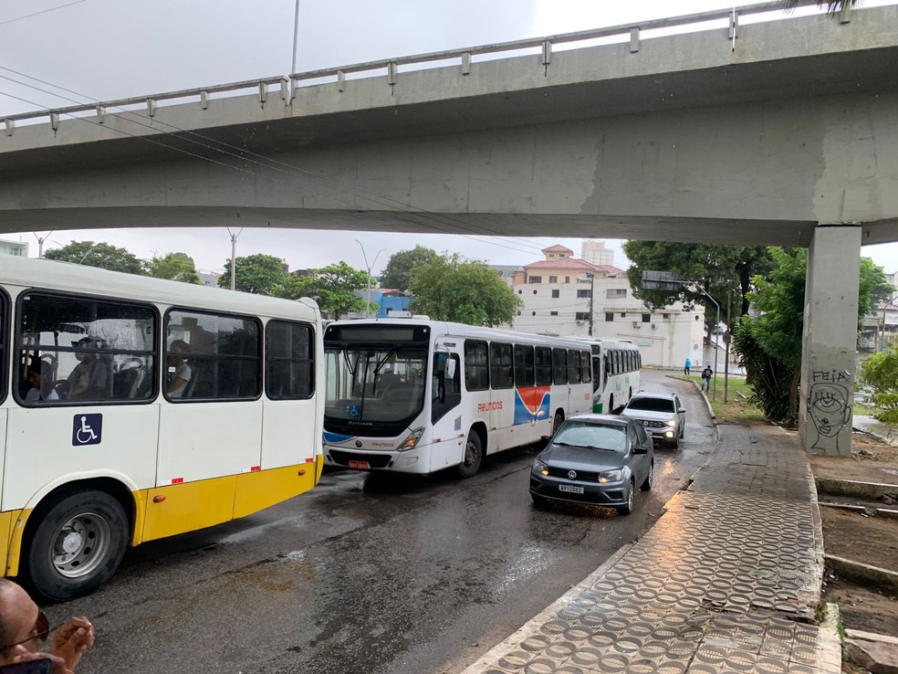 Ônibus parados na altura do viaduto do Baldo, em Natal.  — Foto: Emerson Medeiros/Inter TV Cabugi