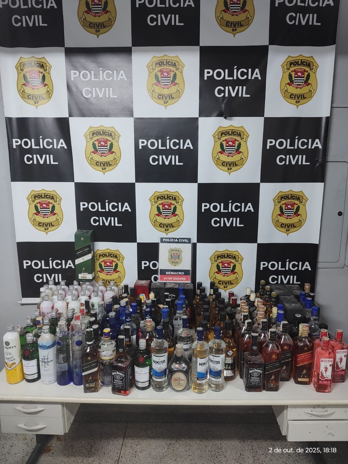 Mais de 100 garrafas de bebidas alcoólicas suspeitas de adulteração e falsificação são apreendidas em adega de Suzano