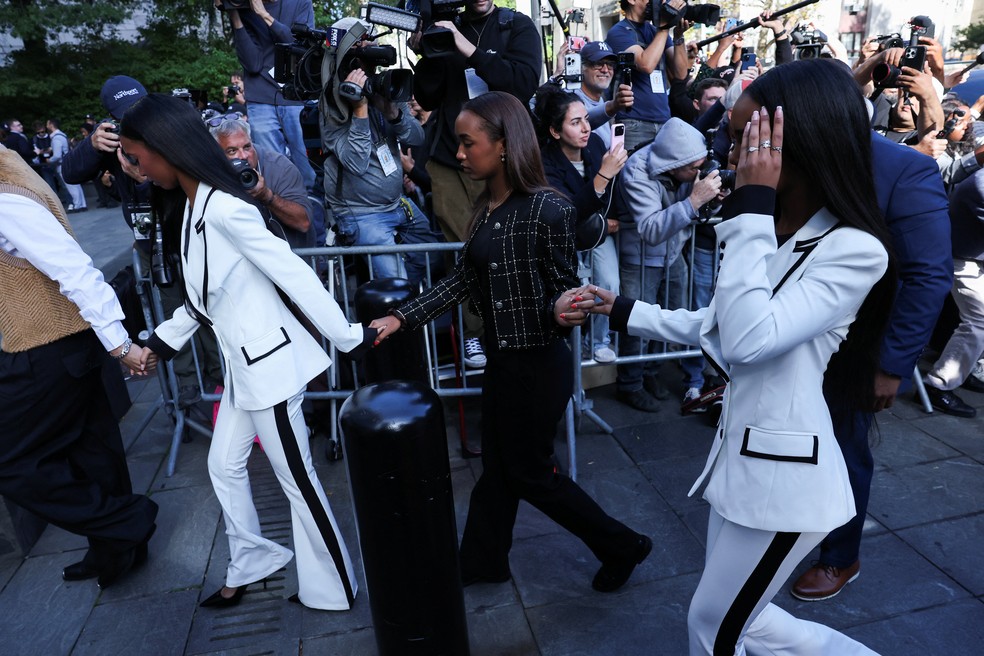 Chance Combs, D'Lila Combs e Jessie Combs, filhos do rapper, chegam ao tribunal para a audiência de sentença de Sean "Diddy" Combs — Foto: REUTERS/Brendan McDermid