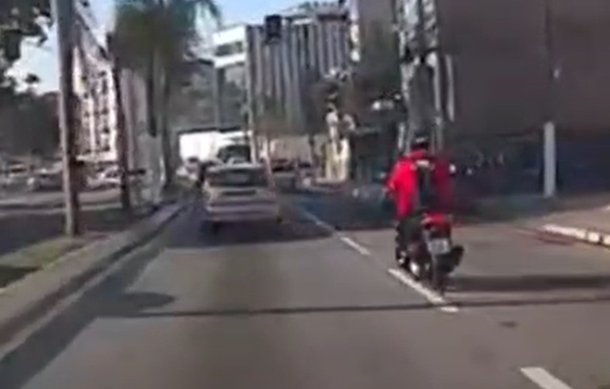 Motociclista sofre acidente após manobra brusca de carro em Macaé; vídeo