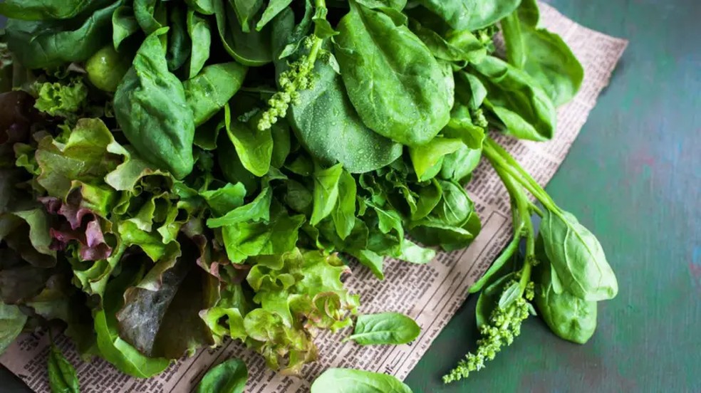 Especialistas garantem que é melhor consumir magnésio na alimentação. Os vegetais verdes são uma grande fonte de mineral. — Foto: Getty Images/BBC