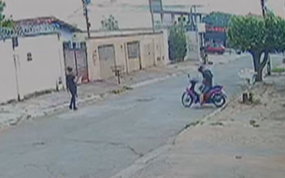 Homem é filmado ao se masturbar enquanto mulher passava na rua, em Goiânia — Foto: Reprodução/TV Anhanguera