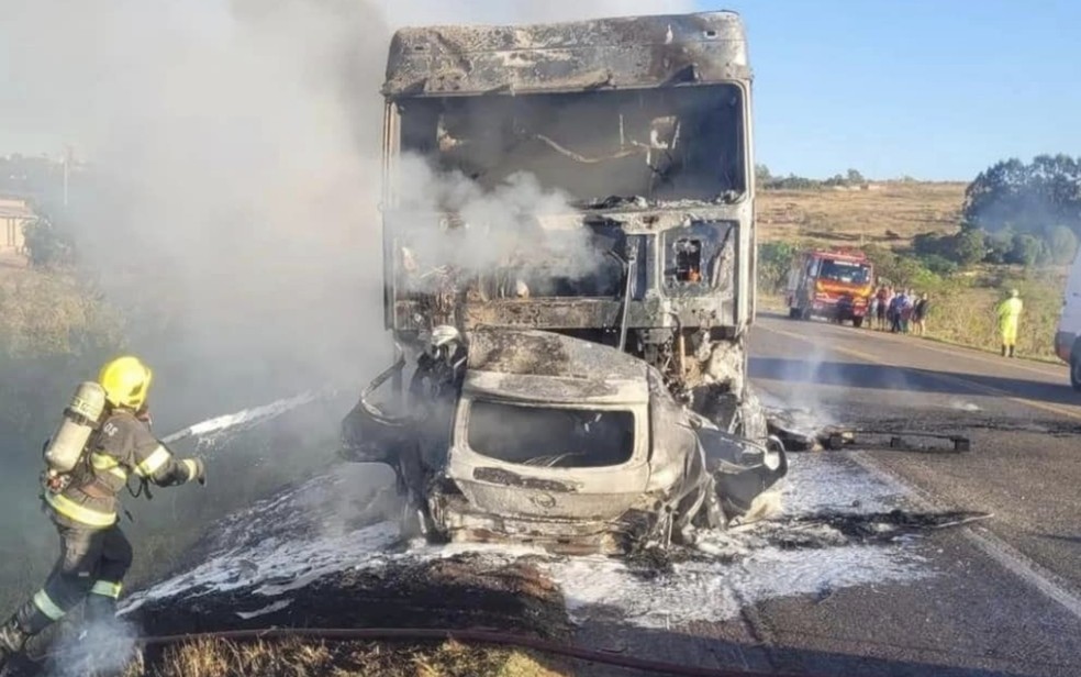 Caminhão destruído após acidente na BR-040  — Foto: Divulgação/CBMGO