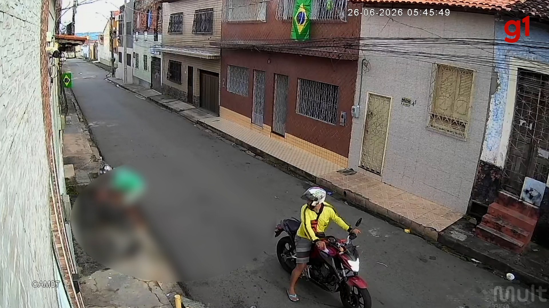 VÍDEO: Homem é assaltado por dupla em moto no Centro de São Luís
