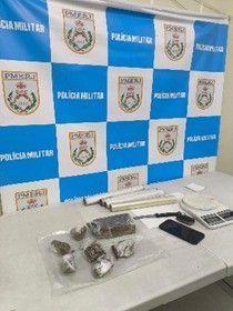 Jovem é preso por tráfico de drogas em Volta Redonda 