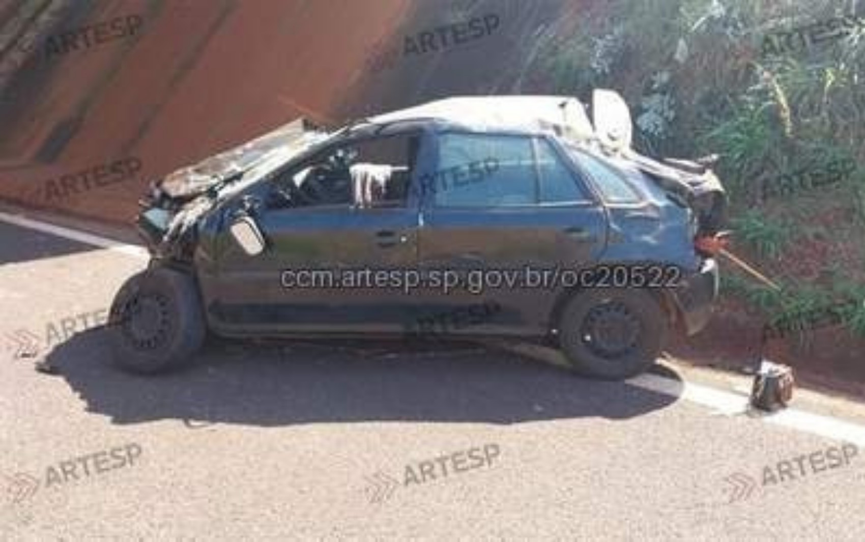 Uma pessoa morre e outra fica em estado grave após carro capotar em rodovia de Guatapará, SP