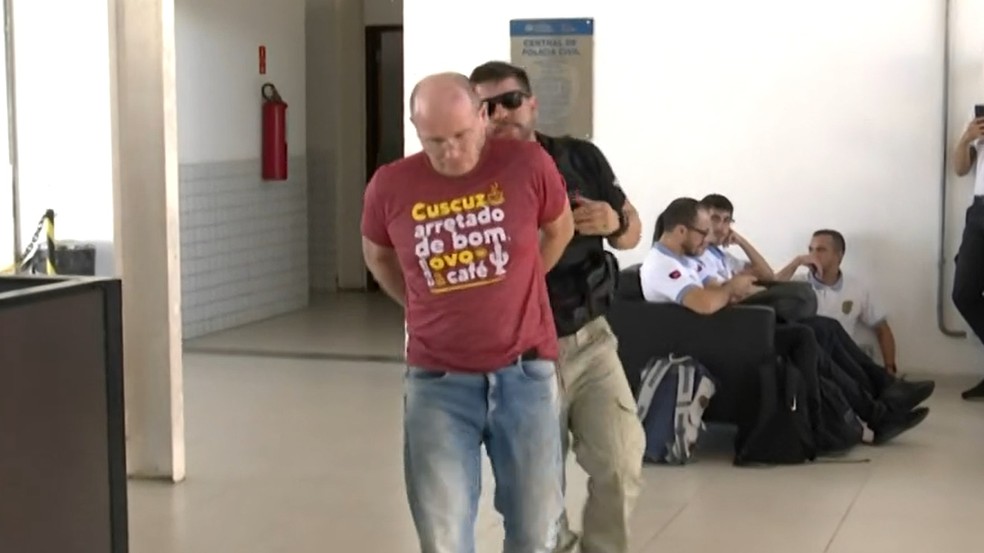 Suspeito foi preso pela equipe da Delegacia de Crimes Cibernéticos e levado para a Central de Polícia Civil — Foto: Reprodução/TV Cabo Branco
