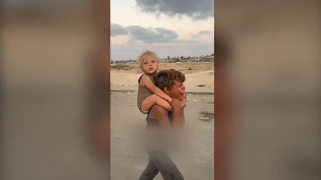 A história por trás do vídeo viral de menino palestino carregando irmãozinho nas costas