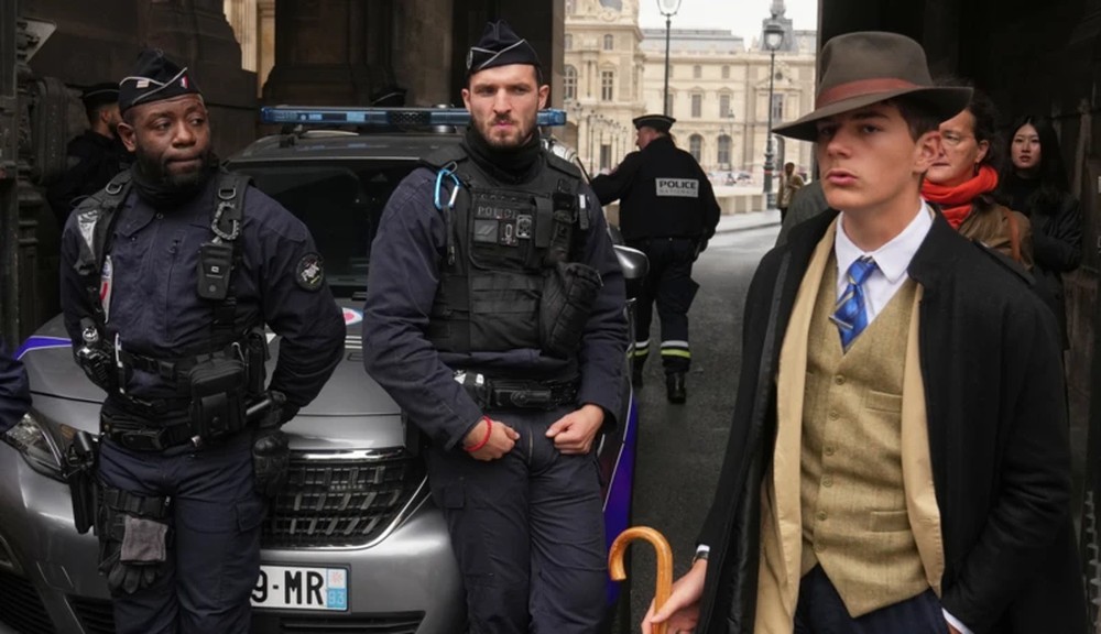 Adolescente fã de Sherlock Holmes  viraliza em foto 'misteriosa' na cena do roubo do Louvre