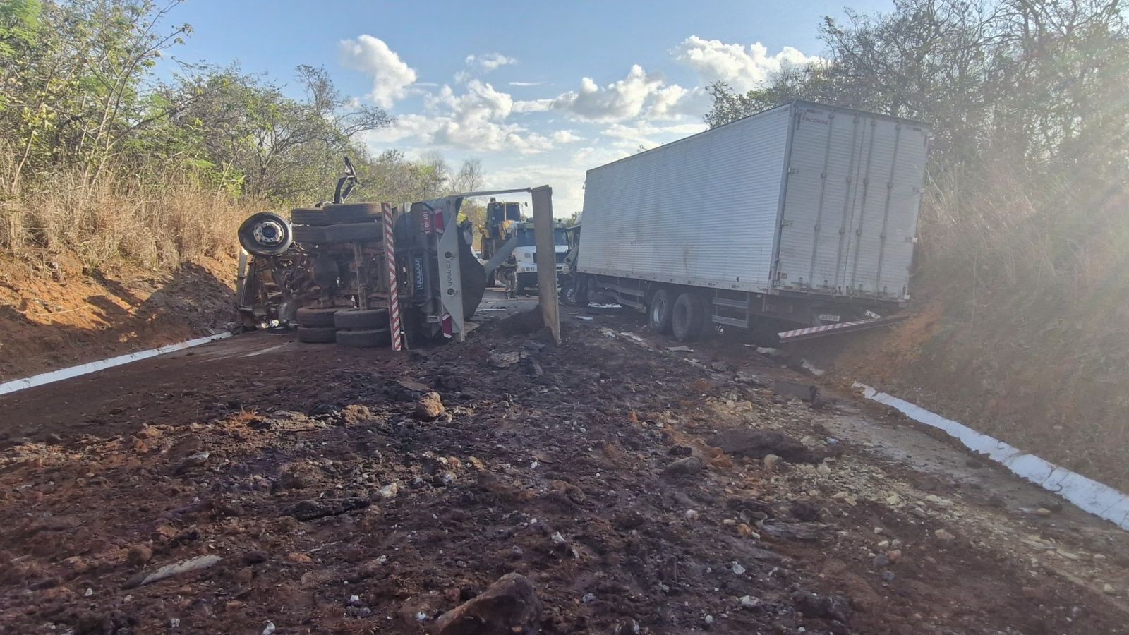 Cinco pessoas ficam feridas em acidente entre três caminhões na BR-365