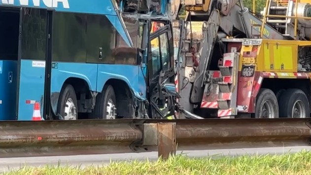 Acidente entre caminhão e ônibus provoca lentidão na Dutra e em bairros de São José dos Campos