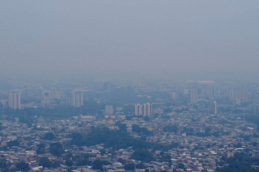 Manaus coberta de fumaça. — Foto: Alexandre Pereira