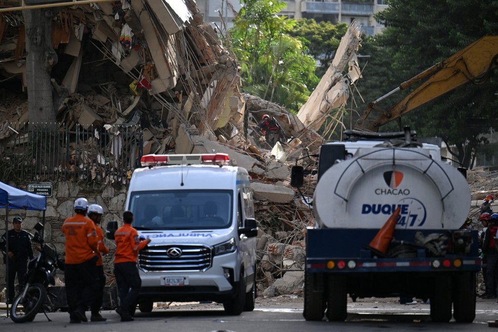 Equipes de socorro trabalham na regi&atilde;o de Caracas, na Venezuela, ap&oacute;s terremoto de 24 de junho de 2026 &mdash; Foto: Juan Barreto/AFP