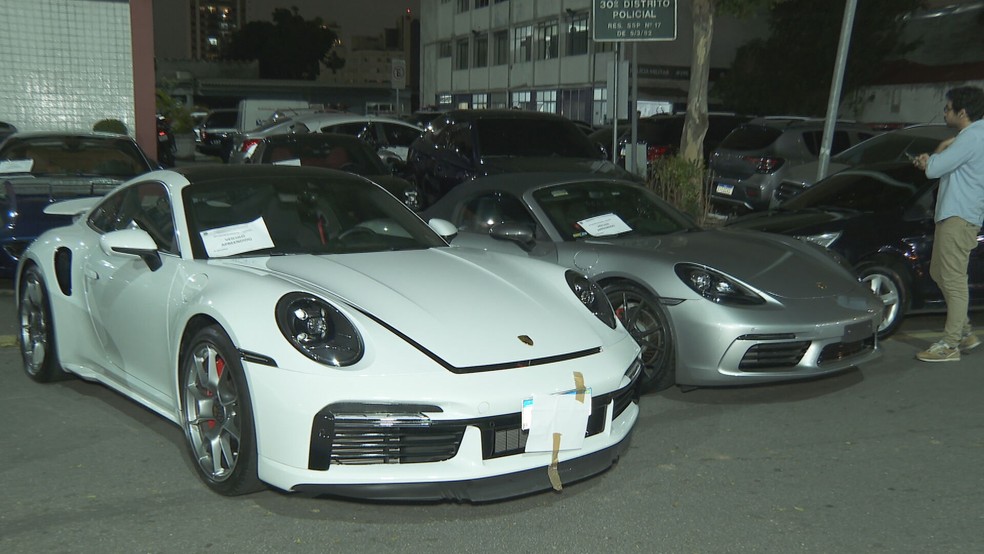 Operação apreendeu 8 modelos da marca Porsche — Foto: TV Globo