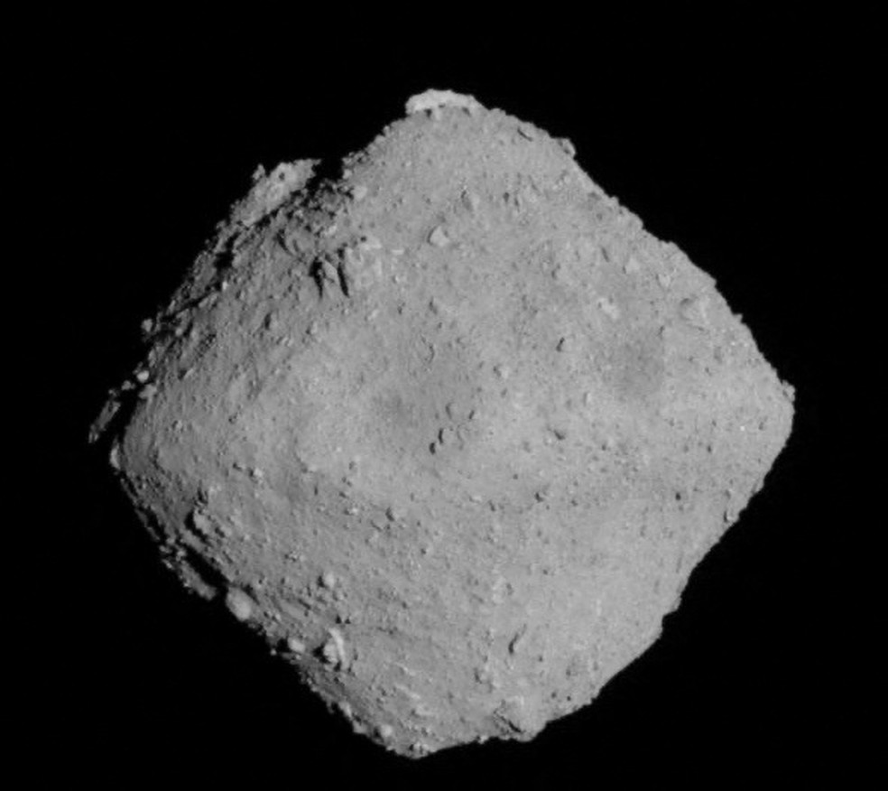 O asteroide Ryugu visto a uma distância de cerca de 20 km durante missão Hayabusa2 da Agência Espacial Japonesa em 30 de junho de 2018.. — Foto: AXA, Universidade de Tóquio, Universidade Kochi, Universidade Rikkyo, Universidade Nagoya, Instituto Chiba de Tecnologia, Universidade de Meiji, Universidade de Aizu e AIST/Divulgação via REUTERS
